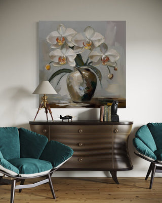 Drobės paveikslas su baltomis orchidėjomis vazone, tapytas storu potėpiu švelnių pilkų ir rusvų tonų fone